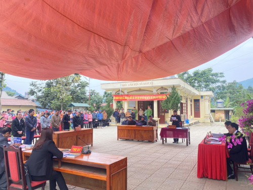 Liên ngành Viện kiểm sát nhân dân - Tòa án nhân dân huyện Phong Thổ tổ chức xét xử lưu động vụ án hình sự tại xã Nậm Xe