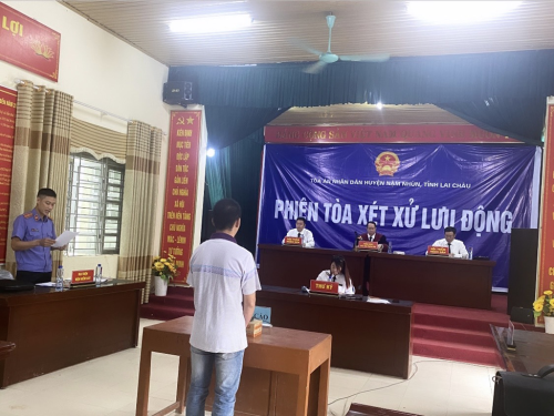 Viện kiểm sát nhân dân huyện Nậm Nhùn phối hợp với Tòa án nhân dân huyện Nậm Nhùn tổ chức xét xử lưu động