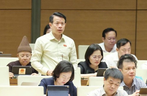 Đại biểu Nguyễn Hải Dũng (Đoàn Nam Định) phát biểu thảo luận tại Hội trường sáng 14/5