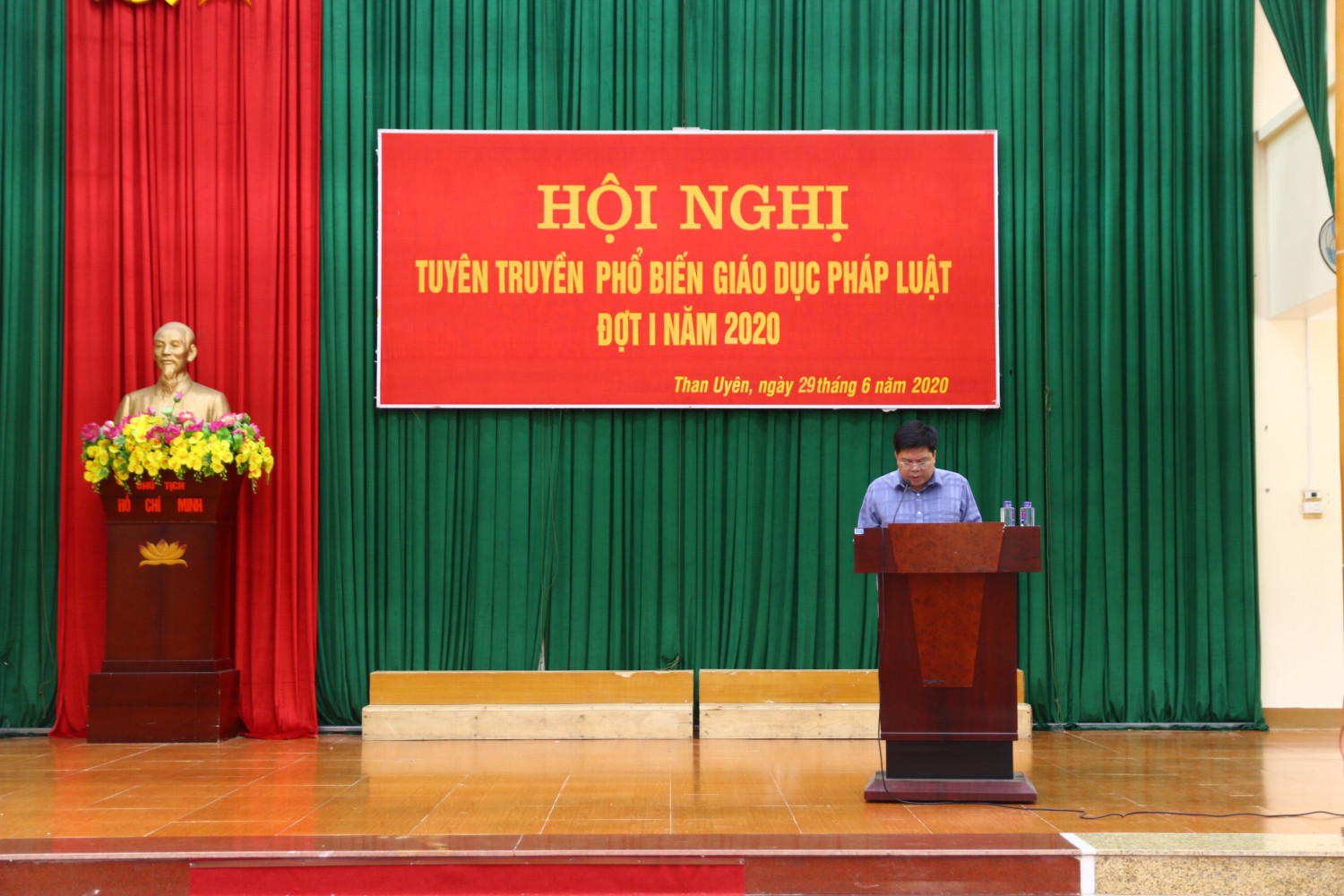 Đồng chí Lò Văn Hương - Phó Bí thư thường trực - Chủ tịch UBND huyện phát biểu chỉ đạo tại Hội nghị