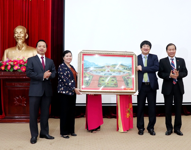 Lãnh đạo tỉnh Lai Châu tặng bức tranh lưu niệm cho Phòng Thương mại và Công nghiệp Việt Nam và Hội đồng Doanh nghiệp gia đình Việt Nam (Ảnh Báo Lai Châu)