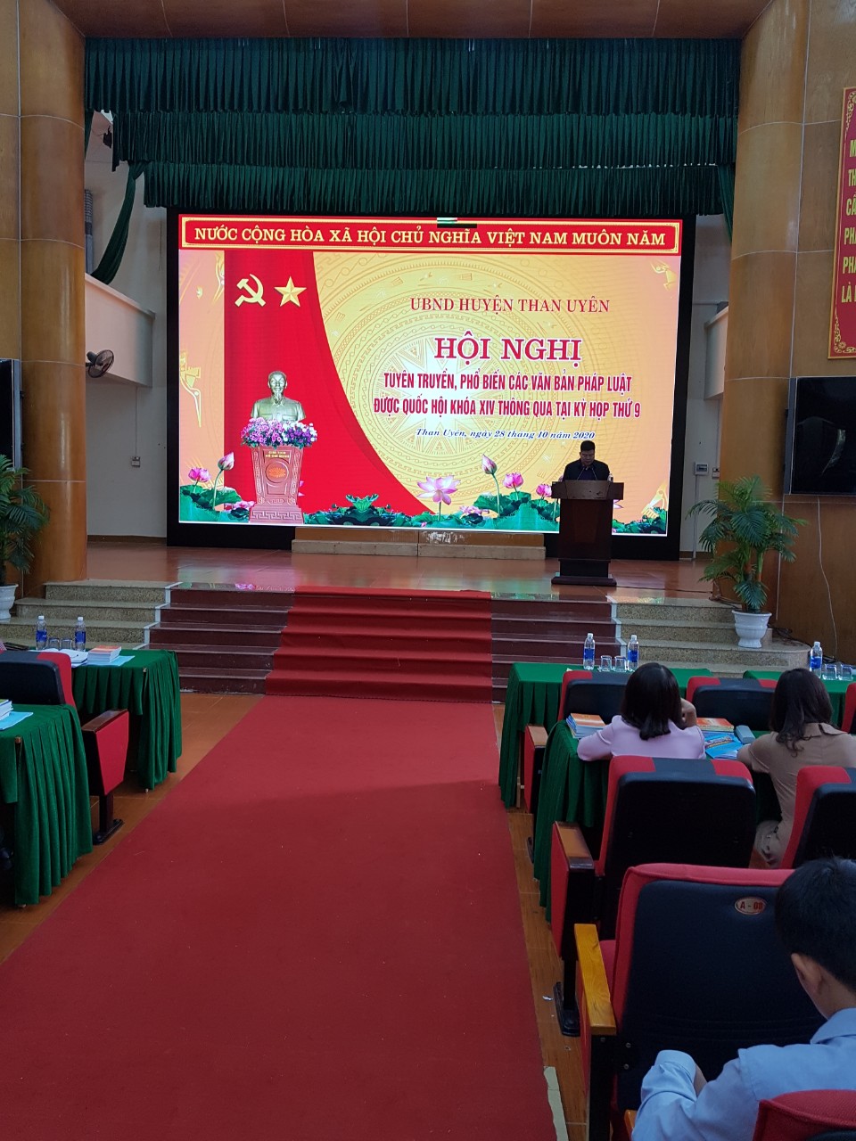 Đồng chí Lò Văn Hương - Chủ tịch UBND huyện Than Uyên phát biểu chỉ đạo Hội nghị