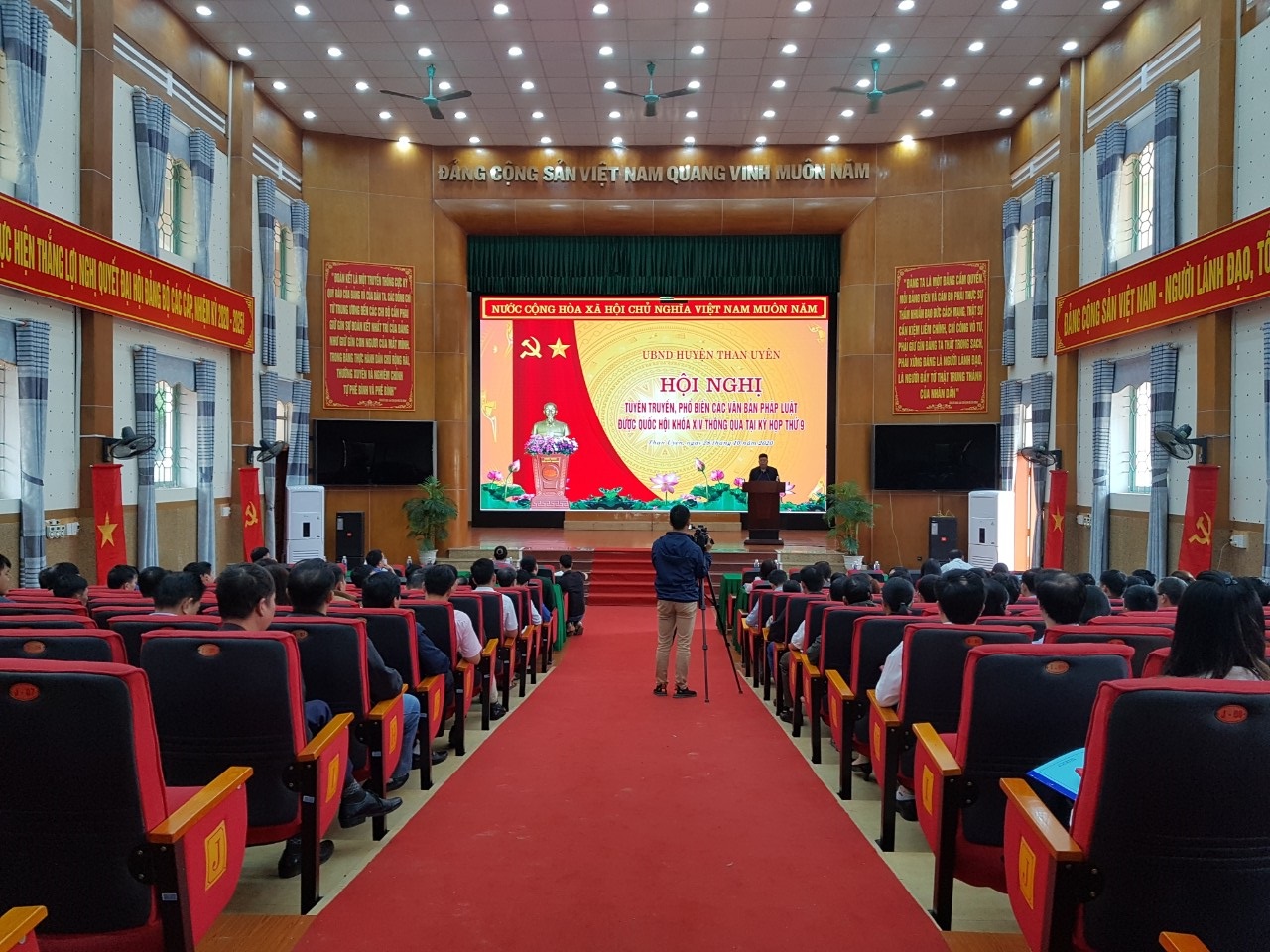 Đồng chí Lò Văn Hương - Chủ tịch UBND huyện phát biểu kết luận tại Hội nghị