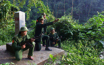 Làm hư hại cột cờ, bia chủ quyền biên giới, phạt đến 100 triệu đồng