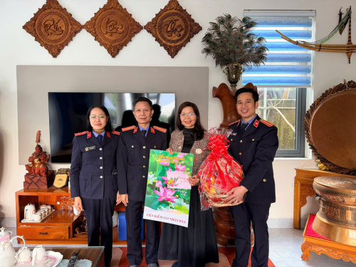 Lãnh đạo VKSND Khu vực 2 – Lai Châu thăm hỏi, tặng quà cán bộ hưu trí nhân dịp tết Nguyên đán Bính Ngọ năm 2026