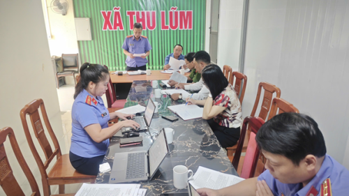 Đoàn kiểm sát làm việc tại UBND xã Thu Lũm