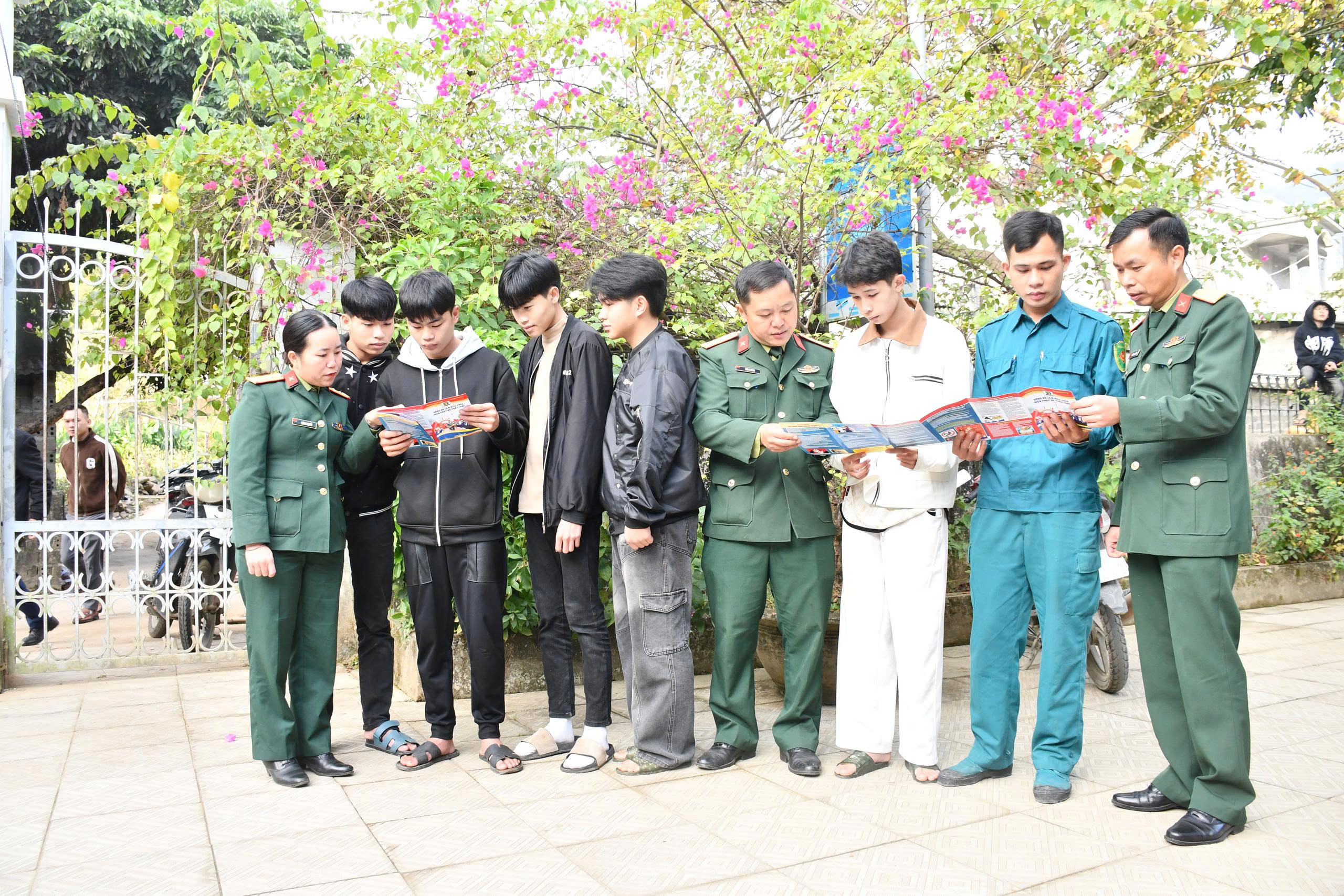 Cán bộ Bộ CHQS tỉnh đưa pháp luật đến với các em học sinh tại xã Sin Suối Hồ thông qua đề án 1371.
